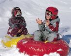 Kinder vergn�gen sich im Winter